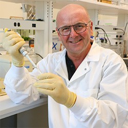 Headshot: Professor Robert Edwards 