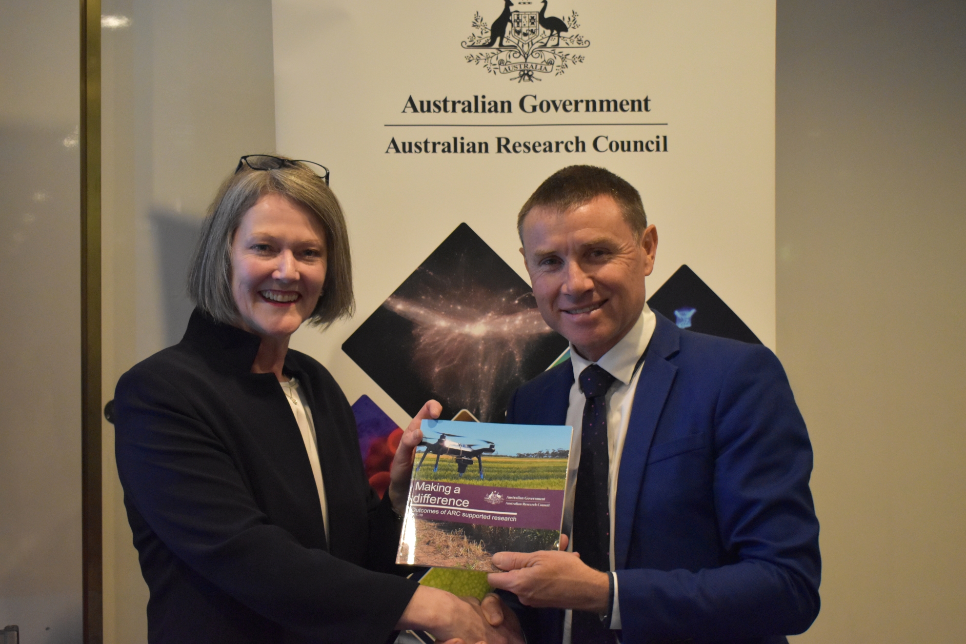 Professor Sue Thomas presenting a copy of Making a Difference publication to Mr Andrew Laming MP and Senator the Hon Kim Carr. Professor Sue Thomas presenting a copy of Making a Difference publication to Mr Andrew Laming MP and Senator the Hon Kim Carr.