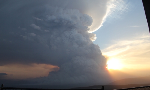 2013 Grampians Fire, Victoria, exhibiting a towering fire cloud or ‘pyrocumulonimbus’. 