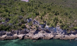 The Figueira Brava cave on the Portuguese coast was used as a shelter by Neanderthal populations over the course of twenty millennia. Credit: Pedro Souto.