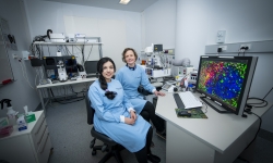 Dr Joanna Groom (R) and Ms Amania Sheikh (L) in the lab