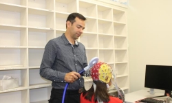 Dr Welber Marinovic conducting research to better understand psychophysiological processes in the brain.