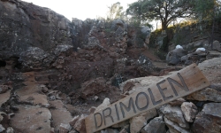 The deroofed Drimolen Palaeocave deposits in South Africa from which flowstones were dated. In South Africa, such caves have yielded the remains of our early ancestors between 3.1 and 1.3 million years ago. The deroofed Drimolen Palaeocave deposits in South Africa from which flowstones were dated. In South Africa, such caves have yielded the remains of our early ancestors between 3.1 and 1.3 million years ago.