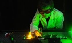 Image: Dr Erik Schartner demonstrates how the optical fibre cancer probe distinguishes cancerous tissue from healthy tissue using light.