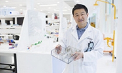Image: Prof Dayong Jin at his laboratory at UTS Science. Image by Anna Zhu.