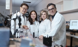 Professor Dayong Jin, left, and his UTS team, Dr Jiajia Zhou, Associate Professor Olga Shimoni and Associate Professor Majid Warkiani. Photo by Toby Burrows Professor Dayong Jin, left, and his UTS team, Dr Jiajia Zhou, Associate Professor Olga Shimoni and Associate Professor Majid Warkiani. Photo by Toby Burrows