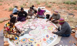 Minyari artists camp (front from left) May Wokka Chapman, Thelma Judson, Mulyatingki Marney, Karen Rogers, Ngalangka Nola Taylor, Nancy Martu Jakulyukulyu (back) Renelle Simpson, Rachael Handley. National Museum of Australia Photo: Rebecca Dagnall. Minyari artists camp (front from left) May Wokka Chapman, Thelma Judson, Mulyatingki Marney, Karen Rogers, Ngalangka Nola Taylor, Nancy Martu Jakulyukulyu (back) Renelle Simpson, Rachael Handley. National Museum of Australia Photo: Rebecca Dagnall.