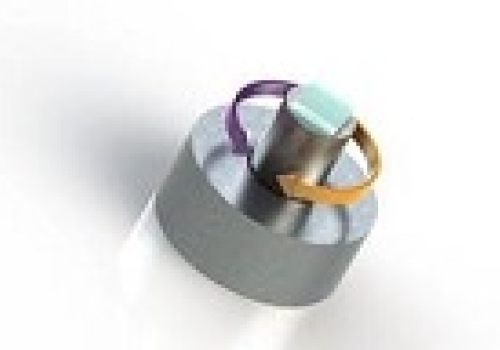 If the diamond rotates in the same direction (orange) as the carbon-13, the quantum sensor sees a slower spin (and lower pseudo magnetic field), while if the diamond rotates in the opposite direction (purple) the quantum sensor sees a faster spin (and la If the diamond rotates in the same direction (orange) as the carbon-13, the quantum sensor sees a slower spin (and lower pseudo magnetic field), while if the diamond rotates in the opposite direction (purple) the quantum sensor sees a faster spin (and la