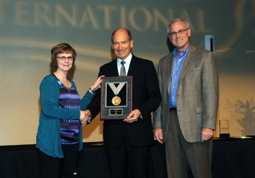Image courtesy AACC International. L to R: Dr Deborah Rogers, Chair of the AACC International Board, Professor Geoff Fincher and Dr David Hahn, President of AACC International at the award ceremony. Image courtesy AACC International. L to R: Dr Deborah Rogers, Chair of the AACC International Board, Professor Geoff Fincher and Dr David Hahn, President of AACC International at the award ceremony.