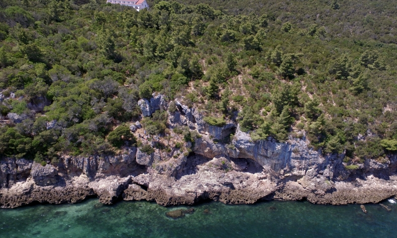 The Figueira Brava cave on the Portuguese coast was used as  a shelter by Neanderthal populations over the course of twenty  millennia. Credit: Pedro Souto.