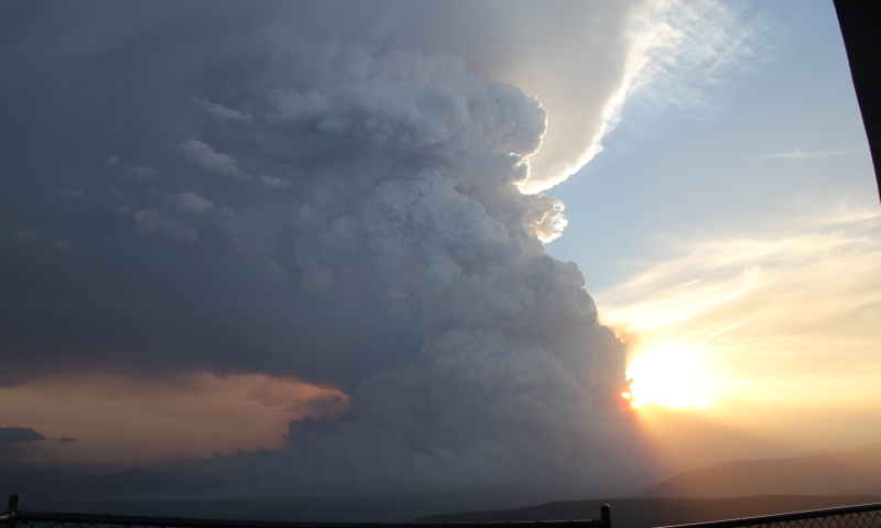 2013 Grampians Fire, Victoria, exhibiting a towering fire cloud or ‘pyrocumulonimbus’. 