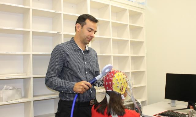 Dr Welber Marinovic conducting research to better understand psychophysiological processes in the brain.