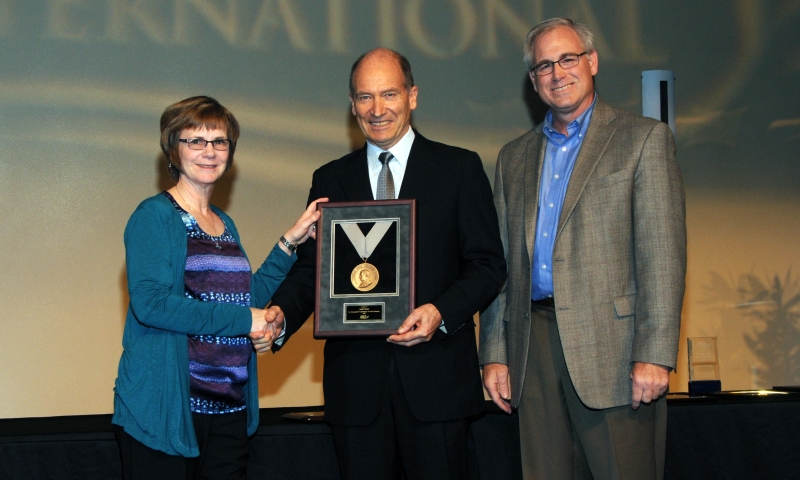 Image courtesy AACC International. L to R: Dr Deborah Rogers, Chair of the AACC International Board, Professor Geoff Fincher and Dr David Hahn, President of AACC International at the award ceremony.